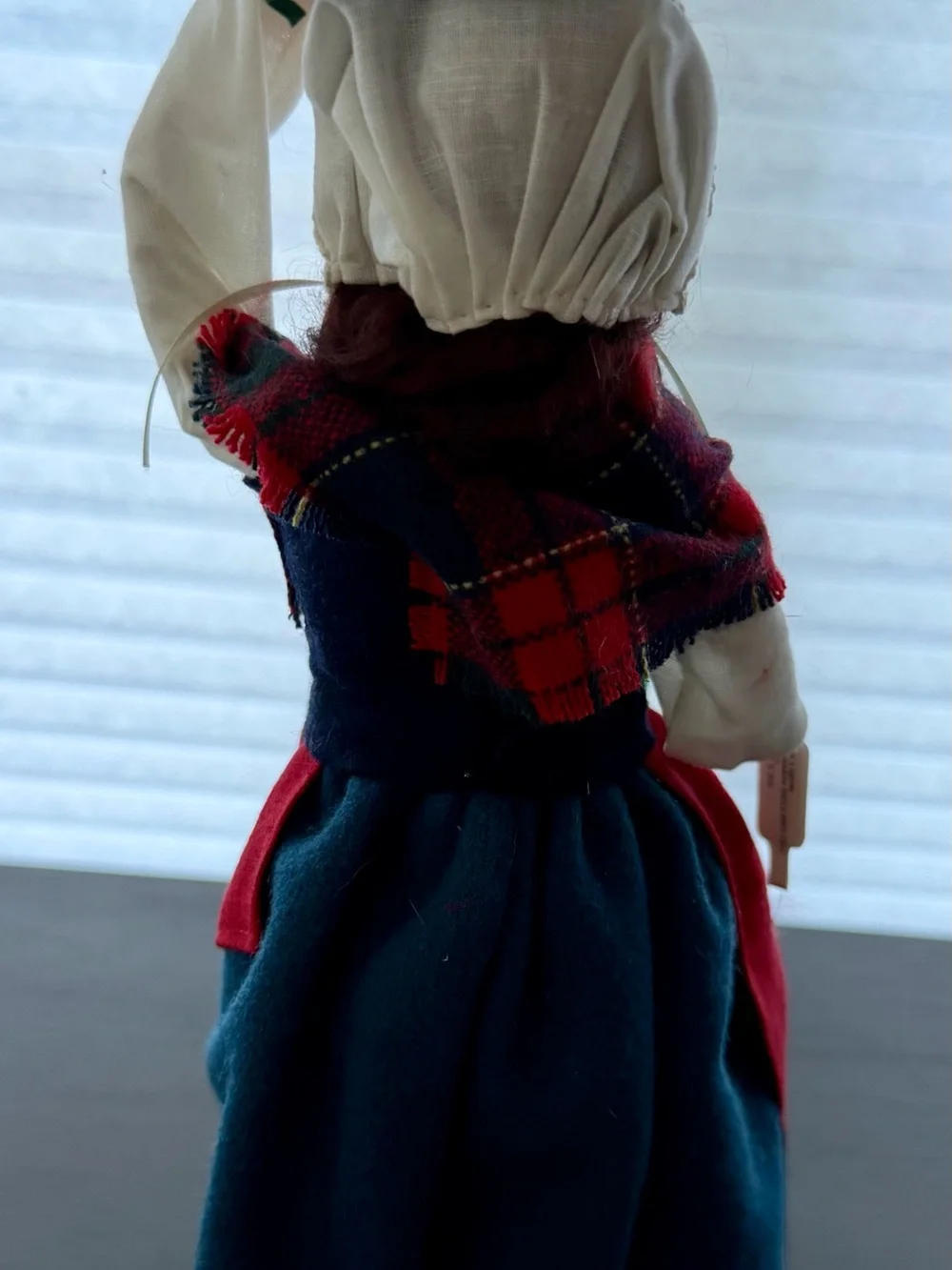 Byers’ Choice 2004 Ornament Seller Caroler Retired w/ Hang Tag